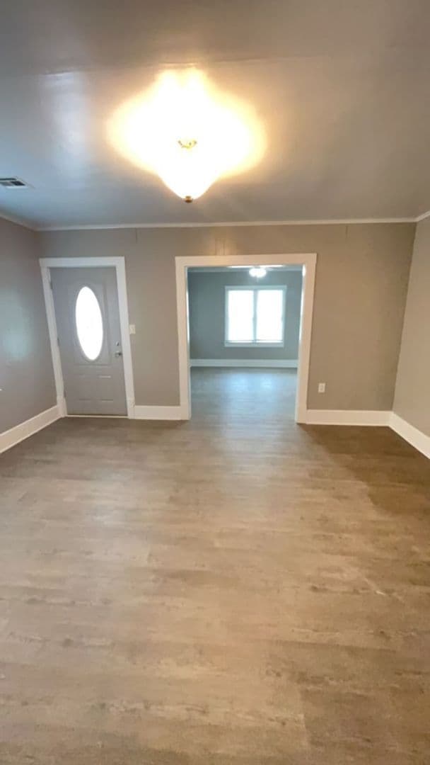 Building Photo - 512 W Oak Ave