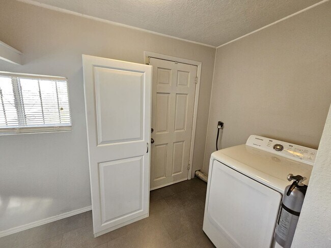 Building Photo - Gorgeous 2 bedroom in Barelas! Great location. Washer/Dryer. 1 car garage.