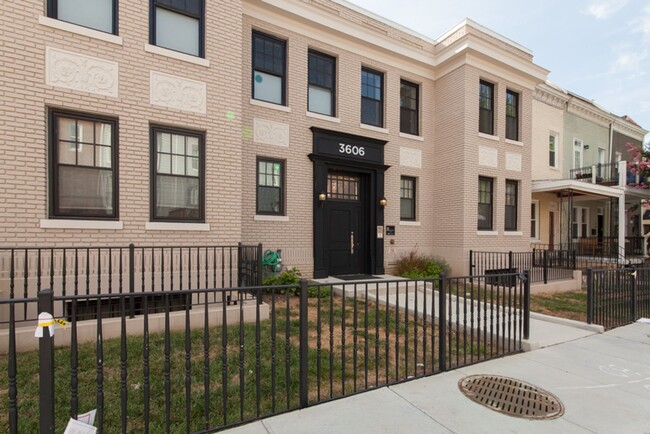 Building Photo - The Perfect Petworth Pad!