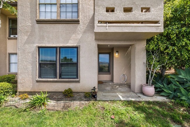 Building Photo - 1056 Calle Del Cerro