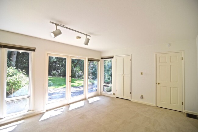 Building Photo - Lake Forest Park Four Bedroom