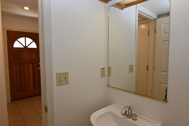 Building Photo - 2 story home, gated community, near Shops ...