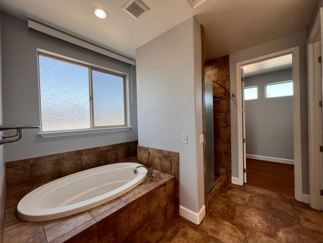 Building Photo - FANTASTIC 2 STORY HOME, 3 bedroom, 2.5 bat...