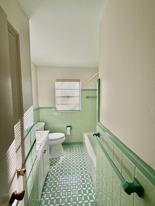 Building Photo - Charming 2-Bedroom Apartment in Decatur, A...