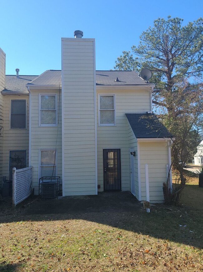 Building Photo - 8010 Woodlake Dr