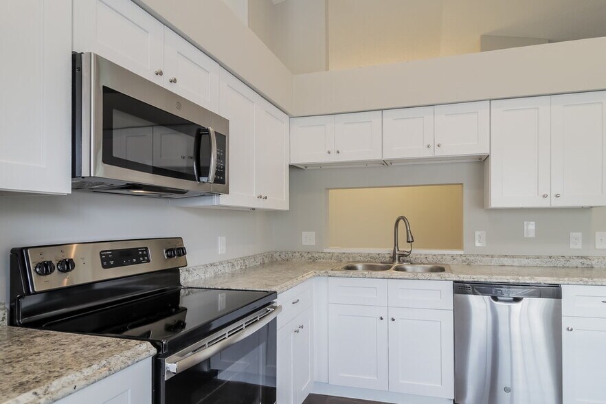 Building Photo - 8231 Rain Forest Dr