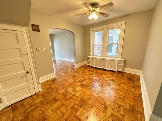 Building Photo - Experience comfort in three large, light-f...