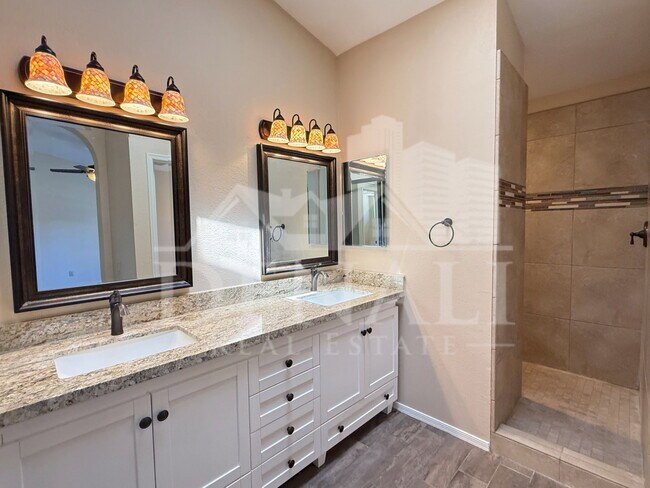 Building Photo - 1211 E Drake Dr