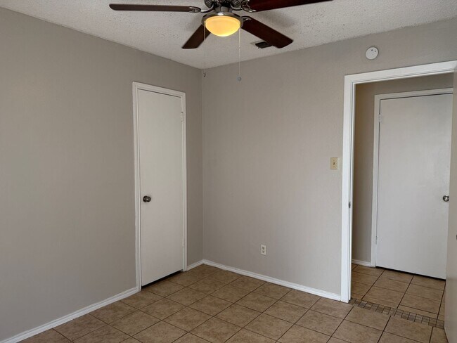 Building Photo - 2 Bedroom Duplex