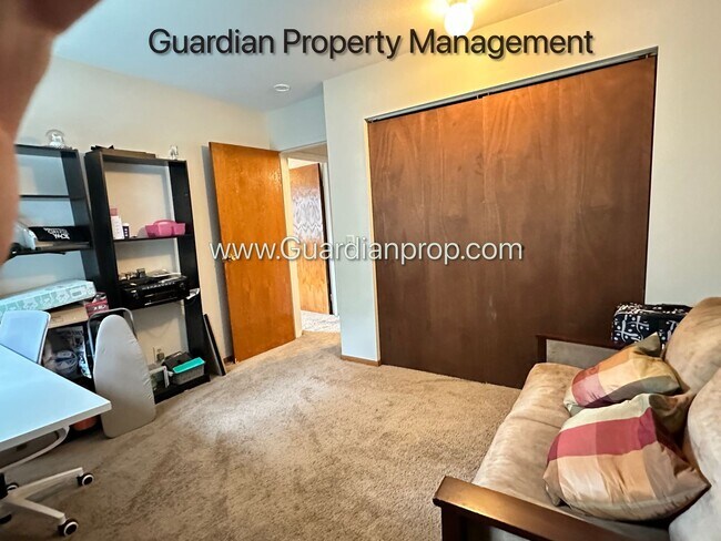 Building Photo - Top Floor w/Balcony, Excellent Condition, ...