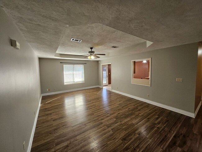 Building Photo - 2018 Hickory Dr