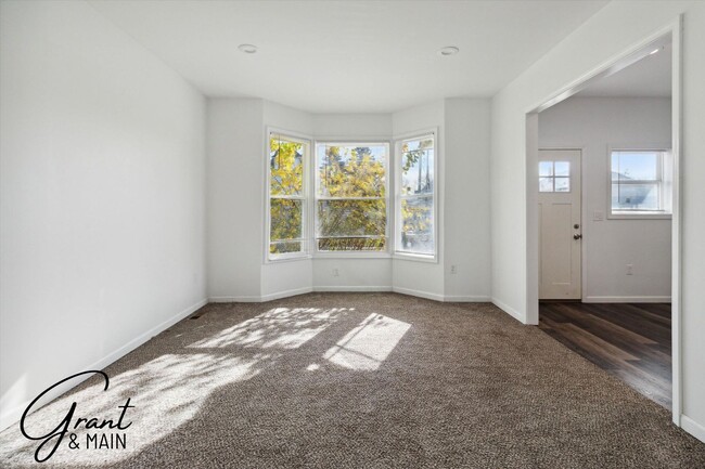 Building Photo - $1,450 - 3 Bed / 1 Bath Newly Renovated Ho...