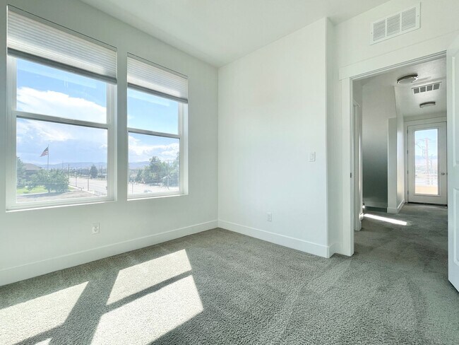 Building Photo - Gorgeous Townhome in South Jordan!