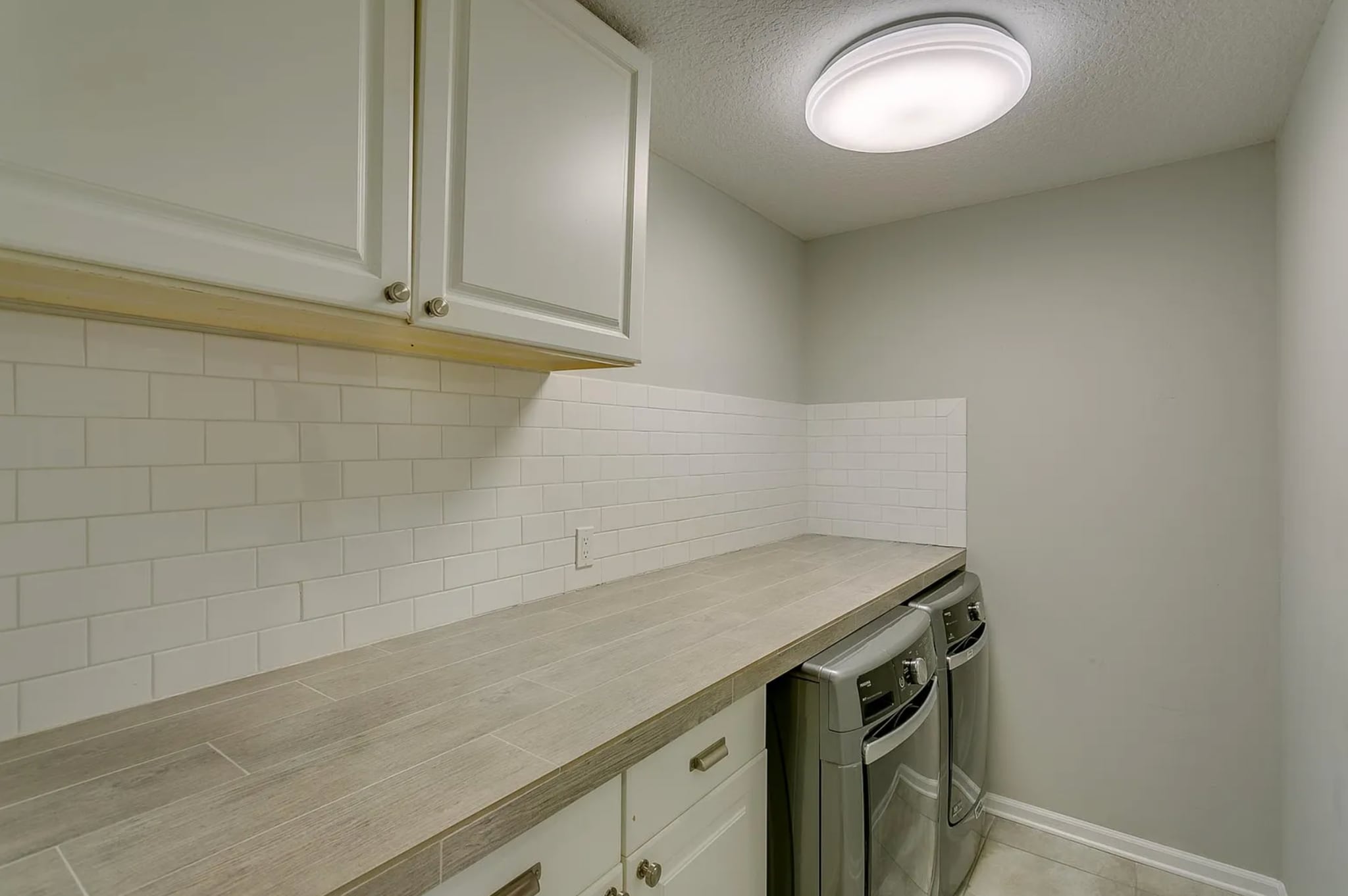 Huge laundry/utility room - 4430 Autumn River Rd E