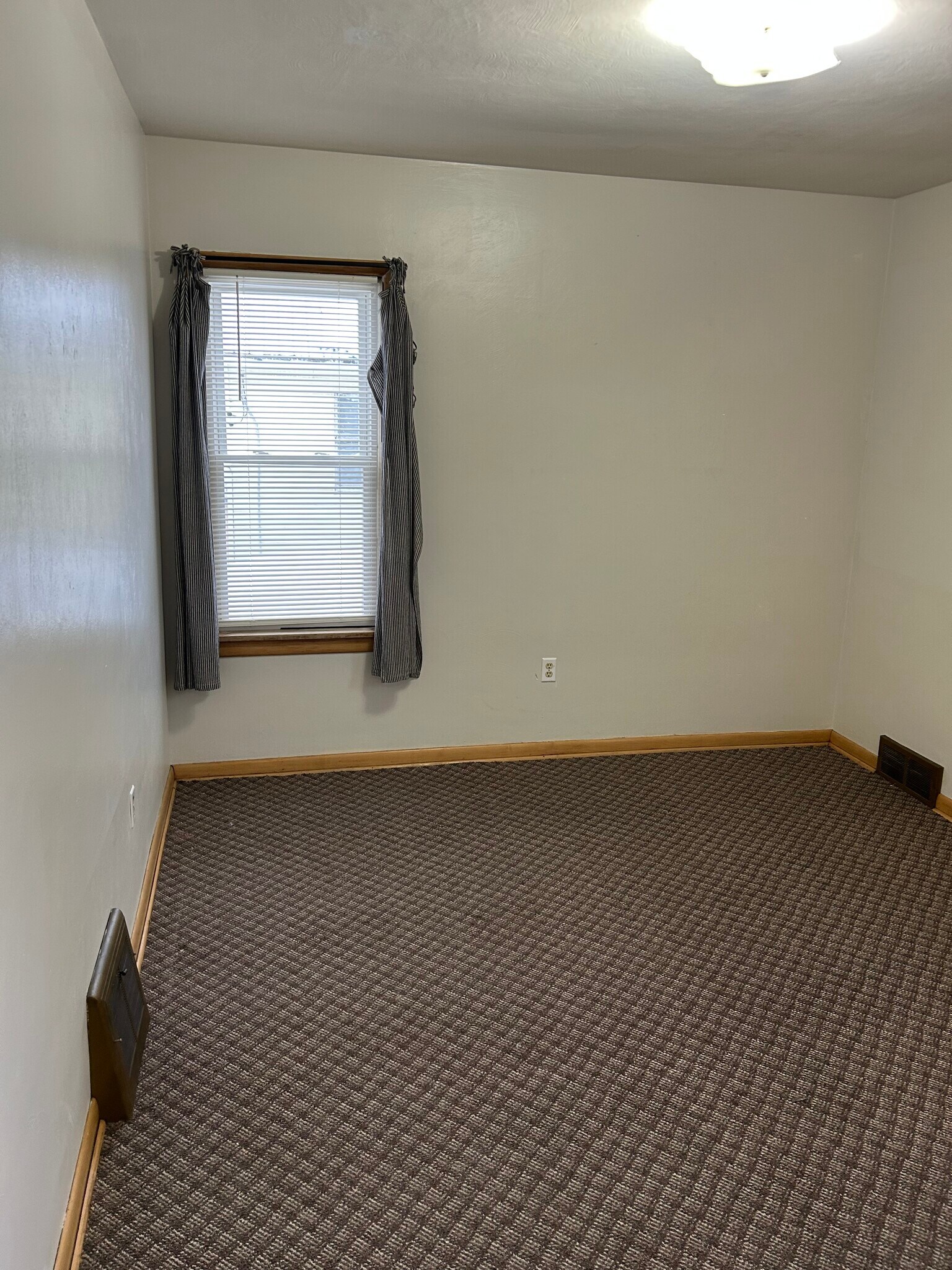 Building Photo - 826 Hess Ave