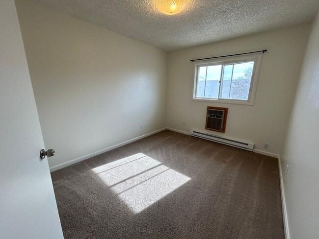 Building Photo - 3 Bed 1.5 Bath Townhome In Excellent Neighborhood