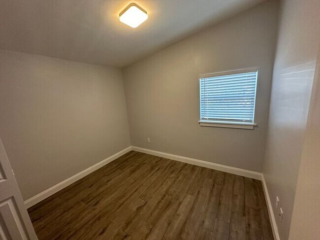 Building Photo - Beautiful 3 bedroom, 2 bath home located i...