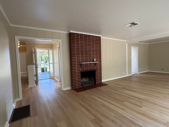 Building Photo - 1220 W Benjamin Holt Dr