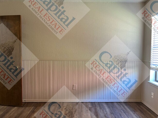 Building Photo - Spacious 4 Bedroom