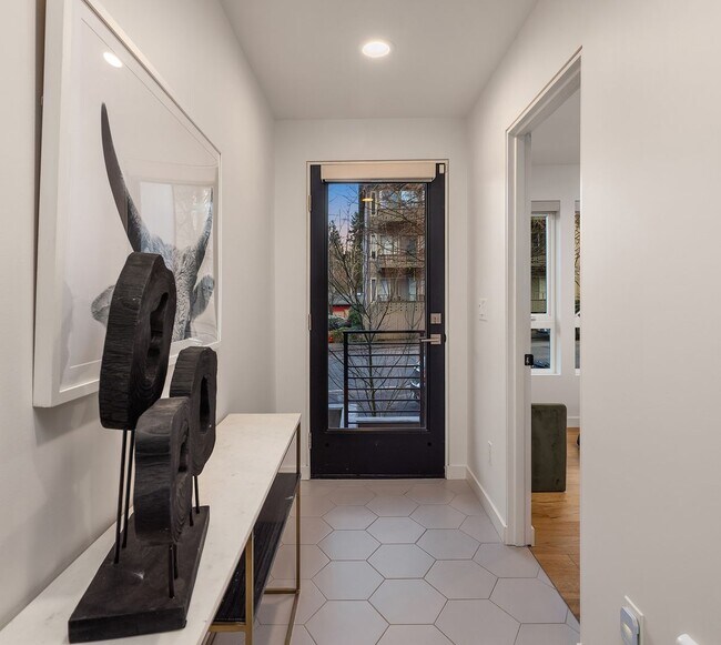 Building Photo - Beautiful New Townhome in Mapleleaf!