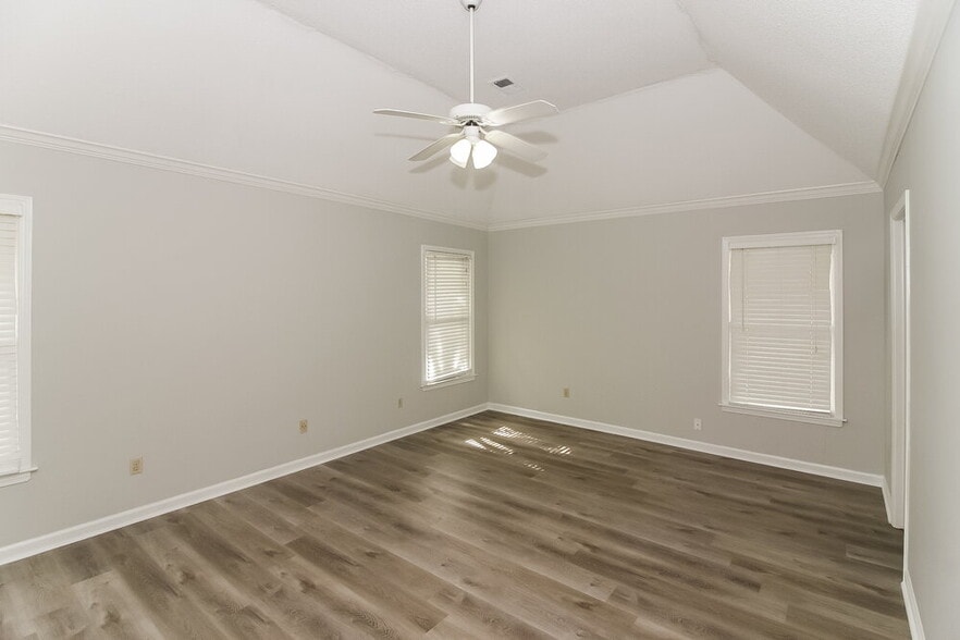 Building Photo - 8731 Oak Trail Ln