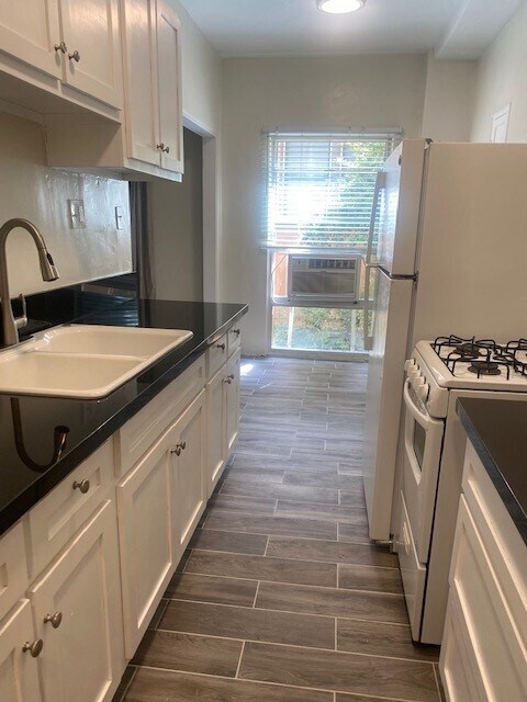 Building Photo - 152 S Sycamore Ave