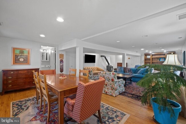 Building Photo - 332 Riverside Dr