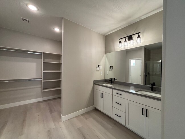Building Photo - SPACIOUS HOME FOR RENT!