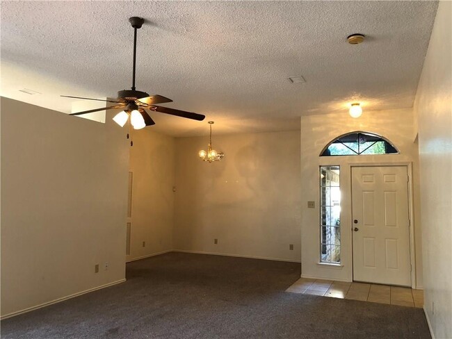 Building Photo - AVAILABLE NOW 3 Bedroom 2 Bath Home in For...