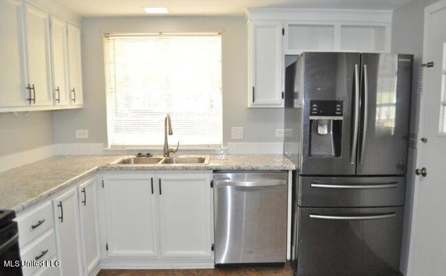 Building Photo - 31 Pebble Hill Dr
