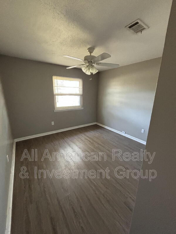 Building Photo - 717 Clark Dr