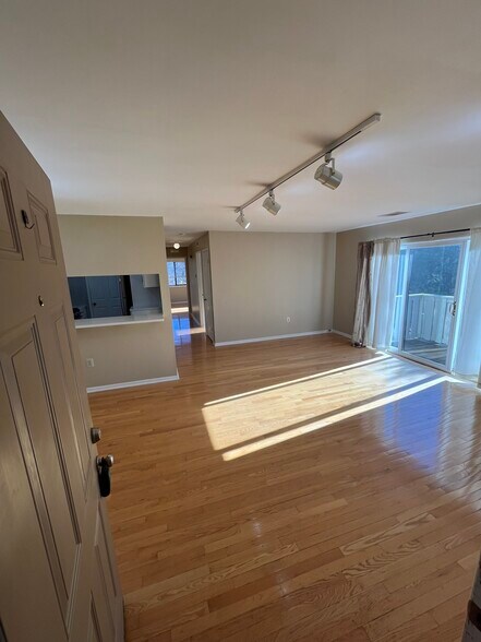 Building Photo - 216 Hickory Ct