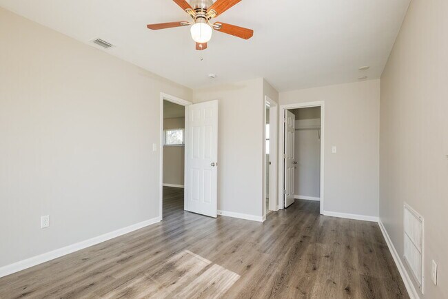 Building Photo - 502 Leeland Heights Blvd E