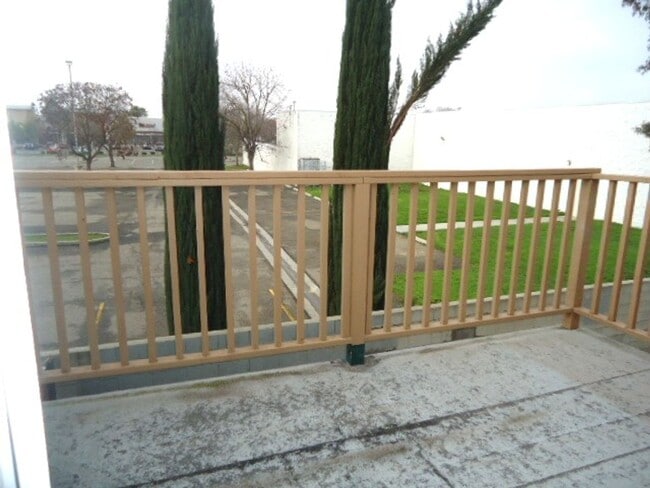 Building Photo - 1917-1919 W Whitendale Ave