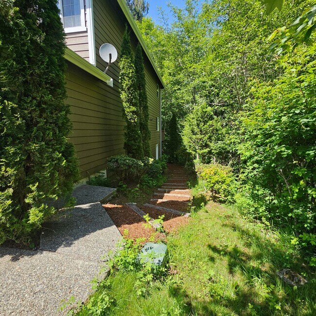 Building Photo - 968 NW Poppy Ct