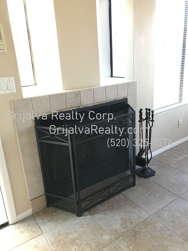 Building Photo - 3 Bedroom, 2 Bath Townhouse For Rent  (Los...