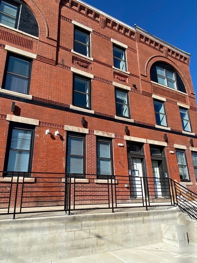 Building Photo - 806 N 41st St