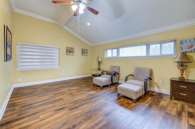 Building Photo - 2527 Potomac Dr