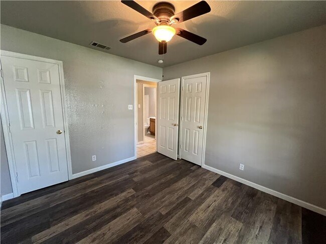 Building Photo - 3607 Crescent Dr