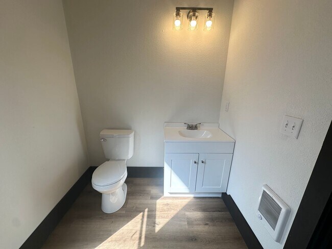 Building Photo - Completely Renovated 3 bed/2 bath