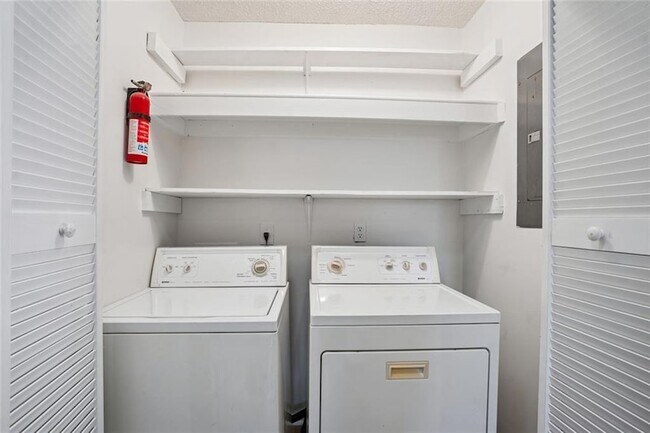 Building Photo - 2035 Powers Ferry Trce SE