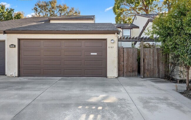 Primary Photo - Beautiful 3 bedroom, 2.5 Bath Home.
