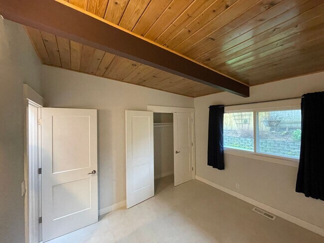 Building Photo - Spacious 4 Bed / 3 Bath Remodeled Rambler | Large Yard + Outbuildings + Minutes to Marina Desirab...