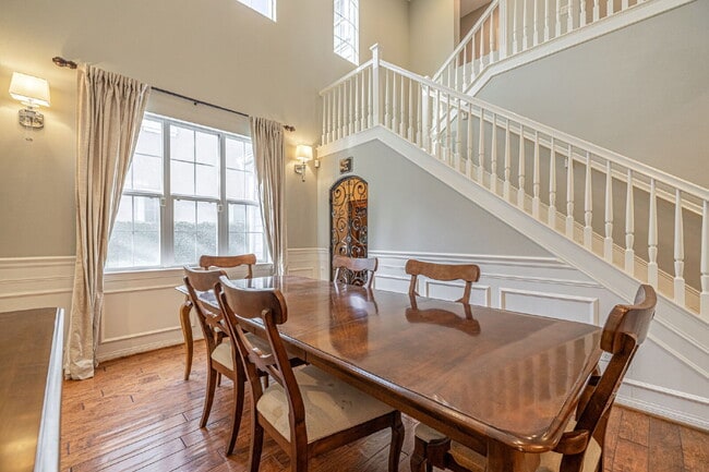 Building Photo - Refined Living in the Heart of Valencia