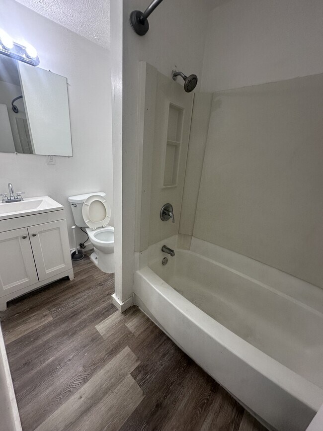 Building Photo - 8009 Vineyard Ave