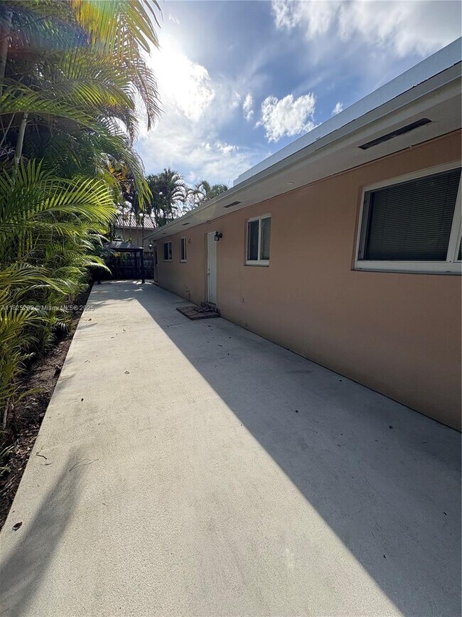 Building Photo - 936 SW 68th Ave