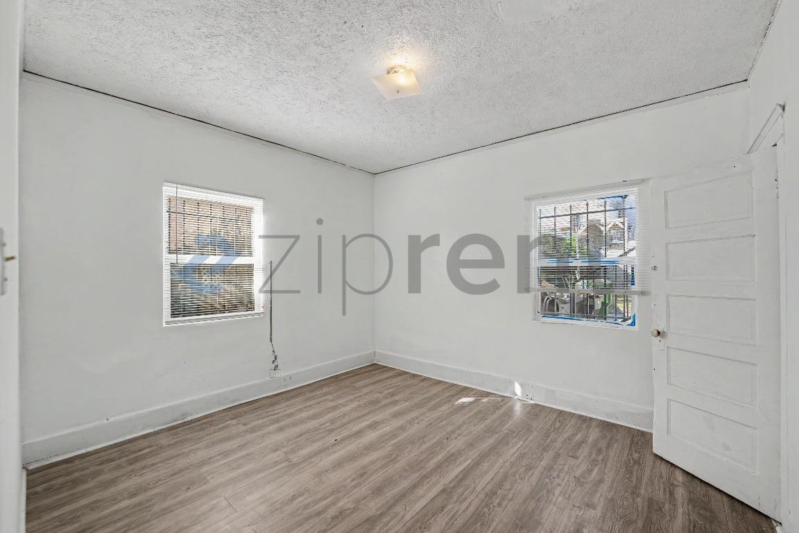 Building Photo - Unit