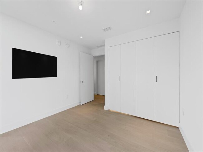 Building Photo - 700 NE 24th St