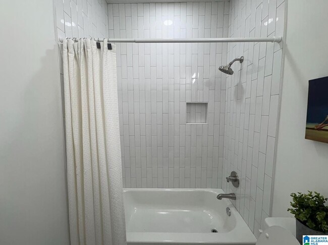 Building Photo - 111 Loyola Cir