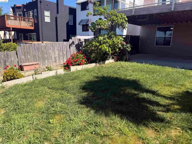 Building Photo - 3281 Madera Ave